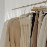 Cabide com roupas sustentáveis feitas de algodão orgânico
