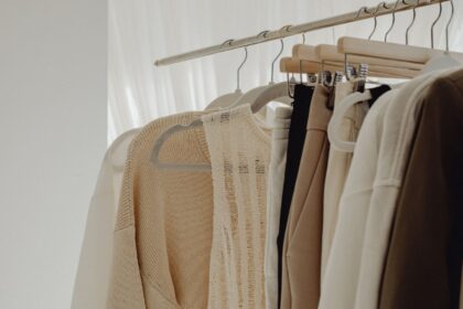 Cabide com roupas sustentáveis feitas de algodão orgânico
