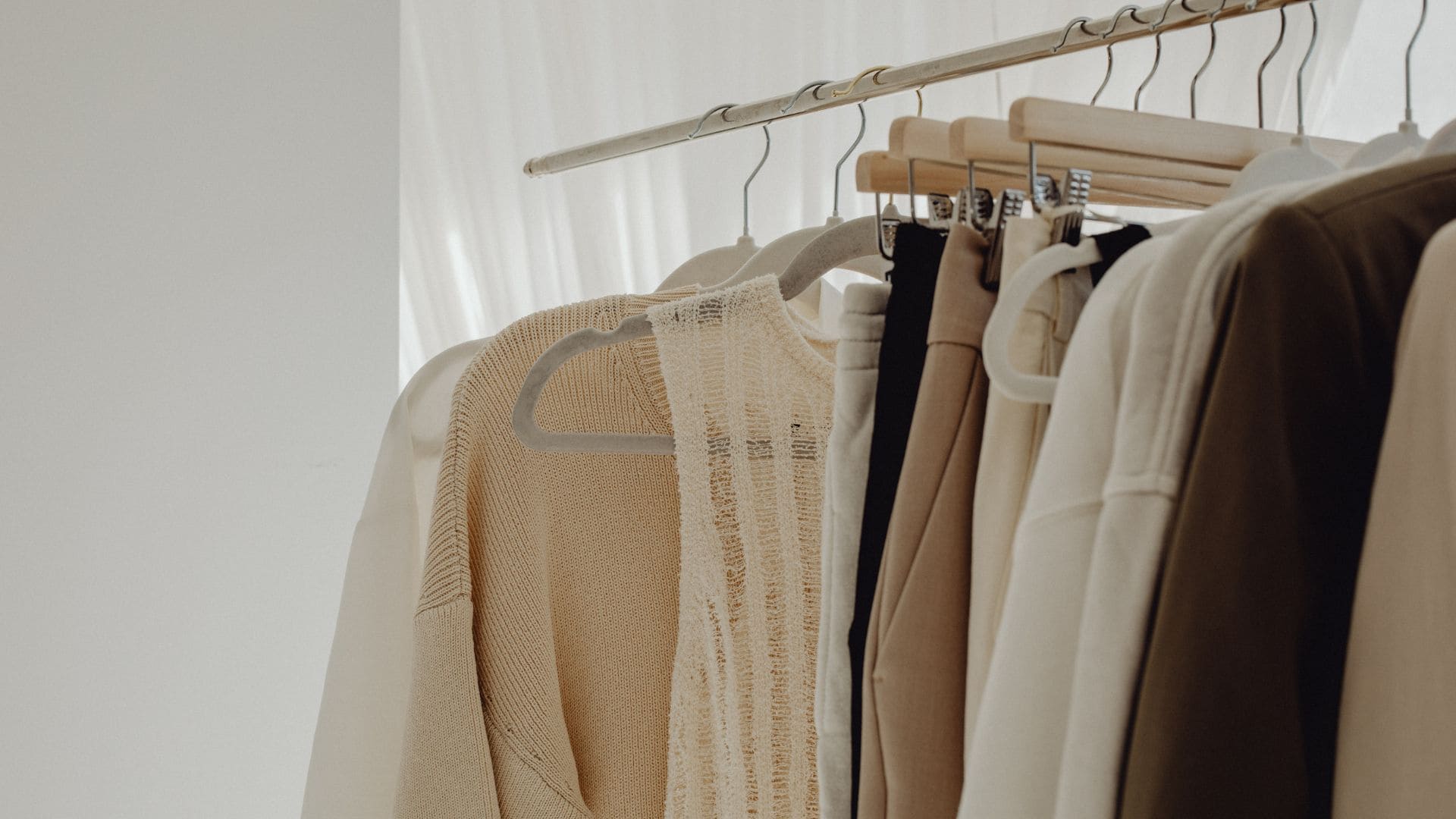 Cabide com roupas sustentáveis feitas de algodão orgânico